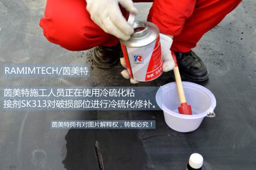 茵美特施工人员正在进行输送带修补